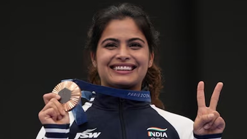 smiling manu with her olympic bronze medal